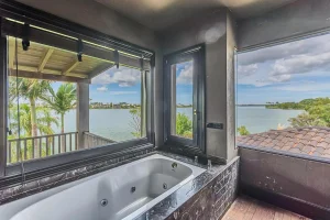 baño suite principal Casa Estilo Tailandés lago rapel