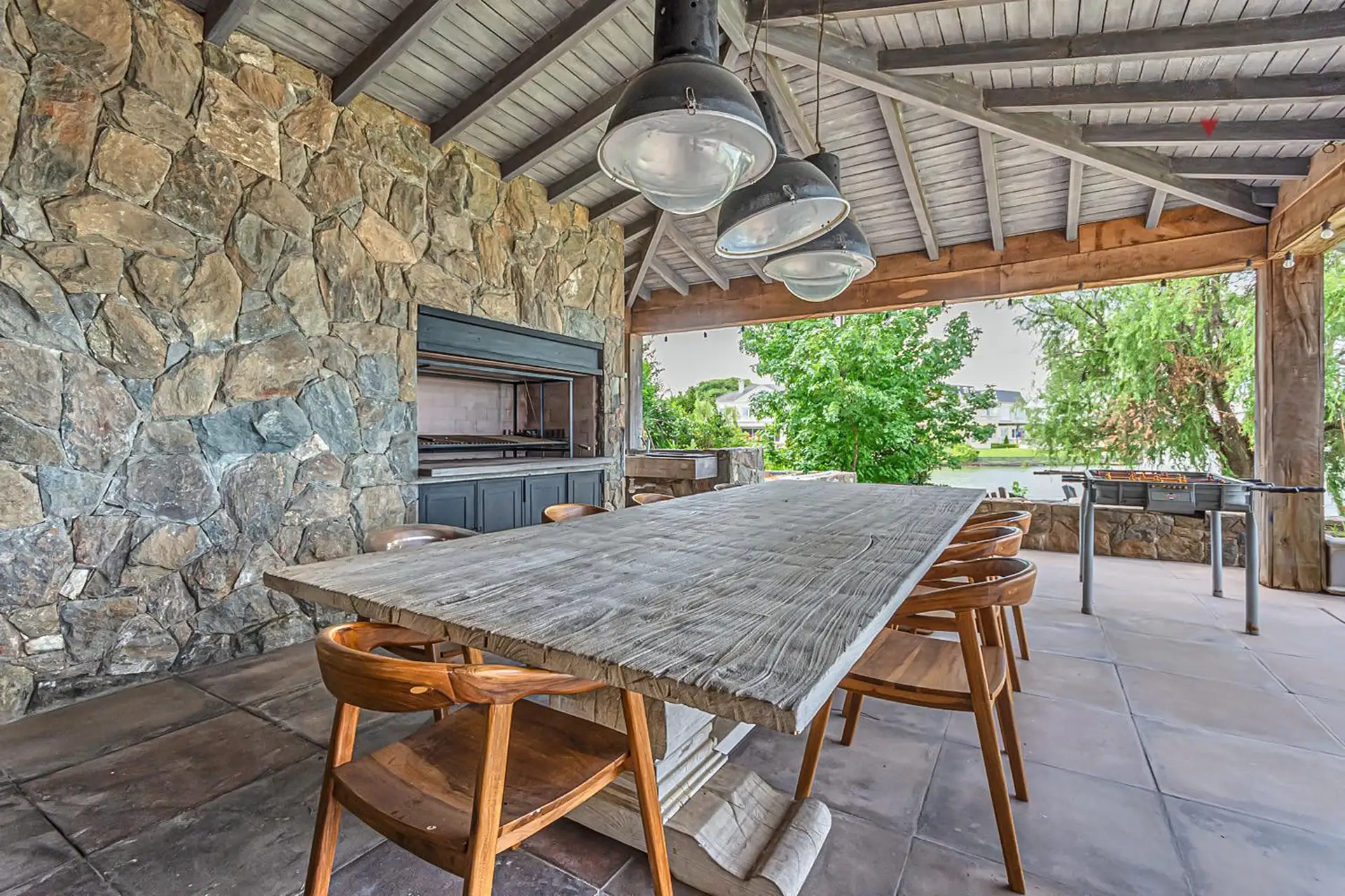 Quincho parrilla Casa Estilo Tailandés Lago rapel