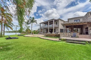 Fachada Casa Estilo Tailandés Lago Rapel
