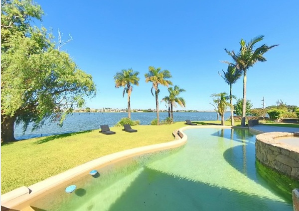 Piscina climatizada Casa Estilo Tailandés Lago Rapel