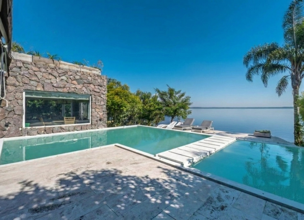 Piscina exterior con borde atérmico y vista al lago