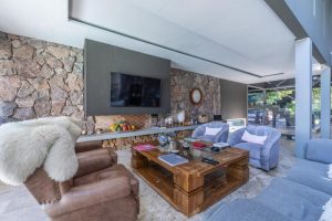 Living principal con mesa de centro y televisor, Casa Orillas Lago Rapel
