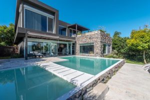 Fachada moderna con piscina y vista al Lago Rapel