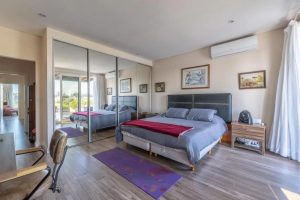 Dormitorio amplio con escritorio y biblioteca, Casa Orillas Lago Rapel