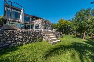 Fachada exterior con jardín y árboles, Casa Orillas Lago Rapel