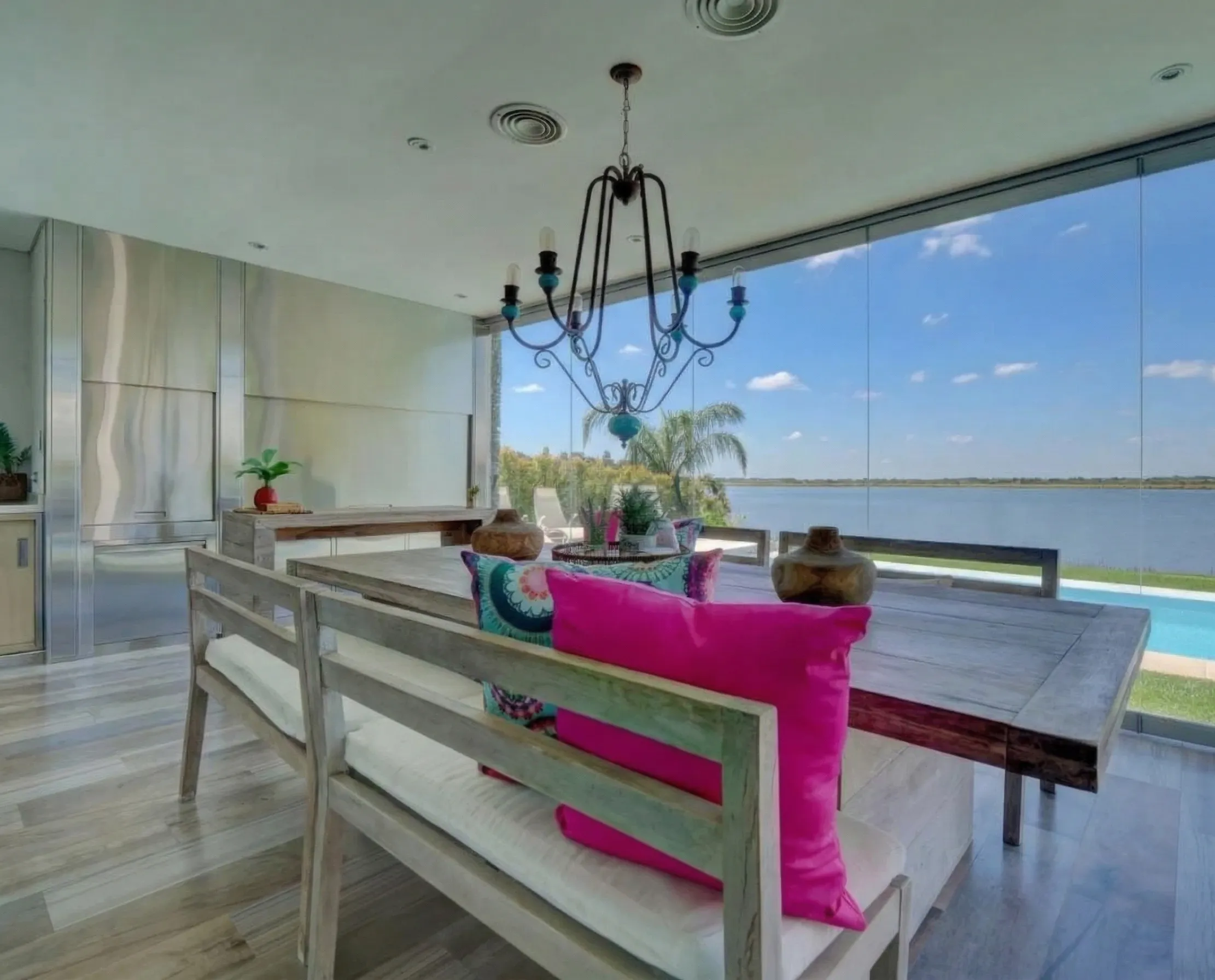 Terraza exterior con vista panorámica al Lago Rapel