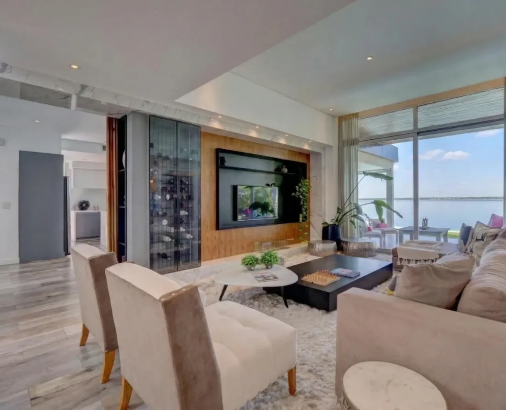 Living con ventanales de piso a cielo y vista al lago