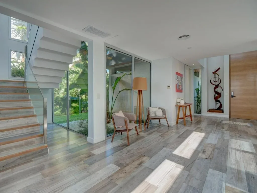 Escalera interior diseño moderno, Casa Punta Verde
