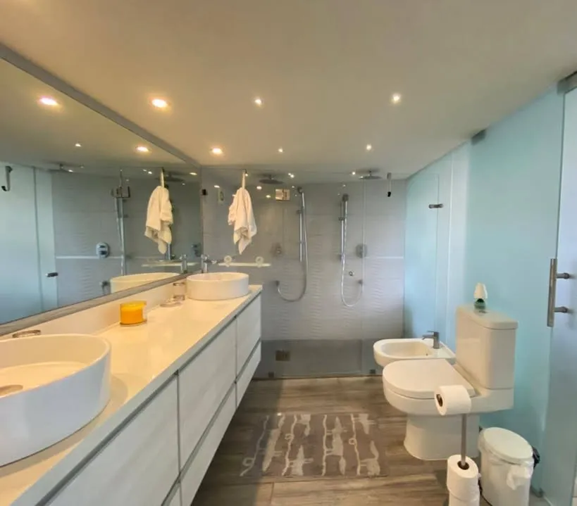 Baño suite con tina y ducha, Casa Punta Verde Rapel