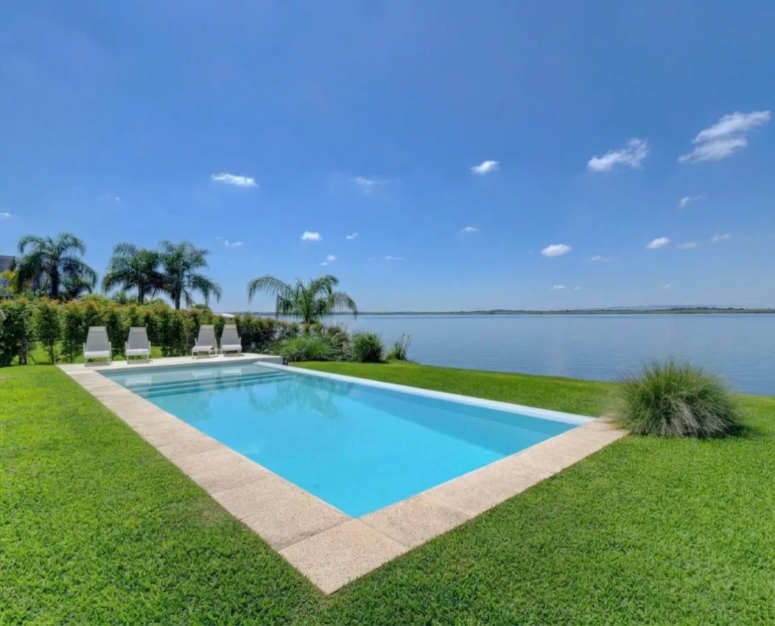 Piscina de borde infinito con vista al Lago Rapel